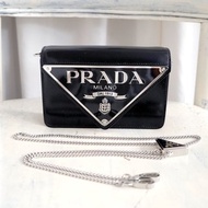 100%正版意大利名牌PRADA巨形LOGO黑色油光皮牛皮革斜跨手袋包包
