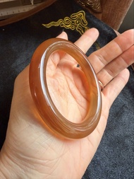 原色瑪瑙圓條手鐲56mm，以前買落全新未戴過，老料，整只冰蜜糖黃，全只散發着珠寶光澤，不是現在的廉價品，瑪瑙雖然便宜，但現在的很多都是燒色的，而且瑪瑙紋特別強⋯有時在街上見到有些女士戴着一個滿綠的一眼