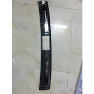 Hyundai Kona 2020: Ốp bậc cốp trong titan