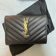 YSL信封式長夾 SAINT LAURENT Monogram 粒面皮革長夾 魚子醬長夾 信封式 扣式 皮夾 長夾 黑+金色