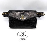 Chanel vintage黑金鱷魚皮皮穿鍊腰包。尺寸17-11-3，腰帶88。配件塵袋，無卡標。