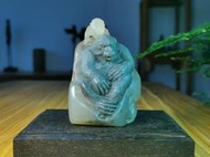 壽山石老料雕刻《子母猩猩》。珍貴的壽山坑頭凍石材質，質地極為18996