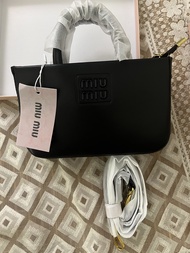 การจัดส่งจุดตรง ใหม่ของแท้ miu miu women bag มิว มิว กระเป๋า Sheepskin กระเป๋าถือ