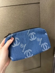 獨家發售☺️🩷 Chanel vip gift vvip化妝品專櫃贈品 make up bag 牛仔布化妝袋 手機袋mini bag phone bag  chanel 銀包 卡片套 灰色x白色 小 廢包