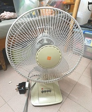 80%新 KDK V30AH
座檯扇 (尺寸為377mm長 x 244mm闊 x 542mm高，葵涌石梨自取)