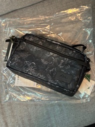 現貨‼️🇰🇷韓國直送 Gregory 皇牌黑花斜孭袋 Padded Shoulder Pouch M Black Tapestry Crossbody Bag