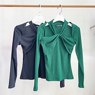 YU CHERRY | Áo thun nữ cổ yếm xoắn tạo kiểu cut out Samil Top YA442