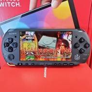 怪物獵人Sony PSP3000掌上遊戲機PSP遊戲掌機齊件：①高速128G卡已入滿過百遊戲+②卡套+③三腳雙USB多功能火牛+④充電線+⑤數據線+⑥原廠電池+⑦HTC魔音入耳式立體聲遊戲耳機+⑧硬盒收納包————已升級固化最新系統，可玩絕大部分超過20000款遊戲（門市開單，半年保養）