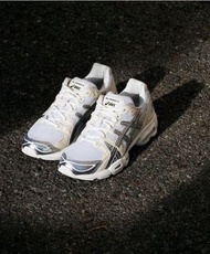 Asics gel-nimbus 9 size us 5 pure silver wind and sea