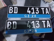Plat Mobil Listrik Rapih Dengan Model Font Baru Warna Hitam Biru Sudah Ada Logo Samsat dan Korlantas