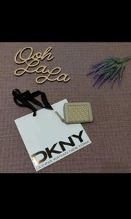 美國帶回 DKNY 滿版 LOGO 印花 拉鍊皮夾 卡其 短夾 皮夾