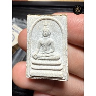 泰国佛教近代的三大圣僧之首 龙婆培2539 花粉白肉崇迪 后为师傅自身  使用加持已久的花粉、圣粉、经粉等等多种混合，背后搭配龙婆培自身法相与师傅经典符文 招财、挡灾、避险法门加持 Lp Pae Wa