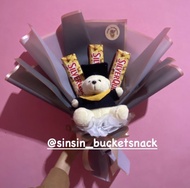 bucket coklat silverqueen boneka wisuda