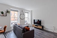 Frankie Says- Cosy up in the Fitz and Flirty, a swish, modern 1 BR apartment in the heart of the Wes
