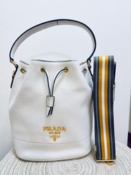 Prada 白色水桶包 (PRADA VITELLO DAINO BUCKET BAG)