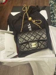 全新new Chanel 黑金17cm經典金球pearl crush mini flap black