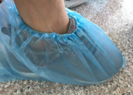 Shoe Cover ถุงคลุมรองเท้า(แบบแพ็ค 10 คู่) ถุงสวมหุ้มรองเท้ากันน้ำ พลาสติก LDPE สีฟ้าใส