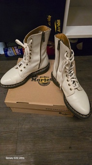 Dr. Martens 白色短靴