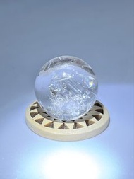 全新 冰透骸骨閃靈鑽水晶球 25.5mm 骸骨水晶球 閃靈鑽球 閃靈鑽波波 閃靈鑽 天然水晶 手串 手鏈 晶簇 晶鎮 水晶球 能量柱 水晶柱 水晶擺設 買滿HK$100面交只限寶琳