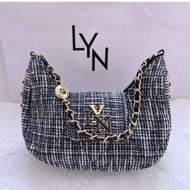 กระเป๋าคล้องไหล่ LYN งานสายโซ่สลับหนังทรงพอช งานหนังเเละผ้าทวิต 2025 มี 5 สี ขนาด 9  นิ้ว 23 x 6.3 x