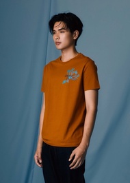 คร็อคโคไดล์เสื้อยืดคอกลมสีน้ำตาลพัมกิ้นสไปซ์ทรงคัสตอมฟิตพร้อมลายกราฟฟิก  CROCODILE PUMPKIN SPICE CUS