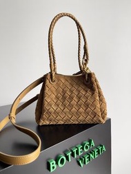 💕折扣 💕氣質滿分駝色麂皮編織降落傘手提斜挎包 | Bottega Veneta Small Parachute Suede Intreccio Bag|