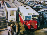 t-香港明信片-1975年英屬香港山頂爐峰塔巴士總站阿拉伯五型單層巴士及十四座小巴景明信片