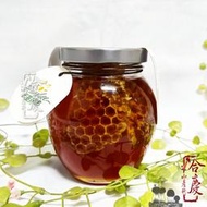 【合慶山產行】** 埔里宏基蜂蜜系列~龍眼蜂蜜蜜 420g(罐)。內有原始天然蜂巢，濃純香，讓人口齒留香甜蜜蜜