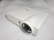 Optoma OP305ST短焦投影機3000流明HDMI內建喇叭支援3D及1080P，方便攜帶使用, 1米投77吋畫面