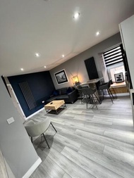 Modern 3BR Apartment - Sleeps 6 - Parking & Pets - Coast Serviced Apartments - Enquire for Trade & L