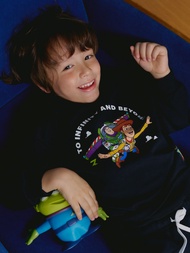 Giordano Juniors Comfort Sorona Sweatshirt (Toy Story) 03085627001 เสื้อแขนยาว เสื้อกันหนาวเด็ก เสื้