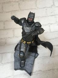 B-7 櫃 現狀品：  壽屋 BATMAN VS SUPERMAN  蝙蝠俠 VS 超人   蝙蝠俠雕像　天富玩具店