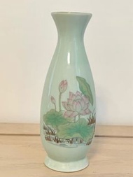 荷花🪷花瓶，瓶身印有「自在」兩字Vase with lotus pattern and the Chinese words “at ease”