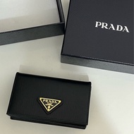 全新優惠Prada Saffiano三角金屬牌迷你短夾—歐洲帶回