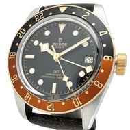 TUDOR碧灣GMT腕錶79833MN，全新未使用，附原廠錶盒及保固卡。精鋼、皮革、黃金和橡膠材質，自動上鍊機芯，黑色錶盤，搭配ブラウン和橡膠組合錶帶。男士腕錶。