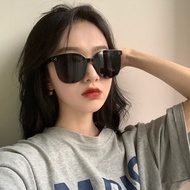 Selebriti Internet dengan gaya cermin mata hitam gaya yang sama bingkai besar Korea bergaya wanita bermuka bulat melompa