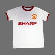 เสื้อยืดแขนกุ้นสไตล์วินเทจแนวเสื้อแข่งสโมสรฟุตบอลแมนยู(ปี 1986 SHARP) ใส่เที่ยวได้ เนื้อผ้านุ่มๆใส่ไม่ร้อนระบายอากาศได้ดี