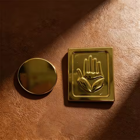 JoJo's Bizarre Adventure Kujo Jotaro Hand Symbol Metal Brooch Pin Cosplay Hat Badge Gold Alloy Anime