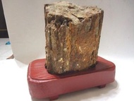 天地 藝品 ( 石來 運轉 ) 億年 大型 木 化石 ( 附 台灣 檜木 座 ) 原礦 擺件 重量 3.3 公斤 B1 珍藏 品 割愛 !