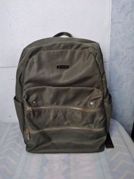 Q5 : 購自千色店 Beverly hills polo club綠色多格背包  背囊  （呎吋可放A4文件及FILE）用過不舊