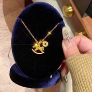 爆閃碎冰冰【馬上有錢】小木馬吊墜項鏈｜女生百搭黃金感頸鏈｜搖搖木馬銅錢掛飾｜高級感黃金色輕奢飾品｜送禮自用锁骨鏈