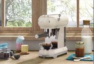 Smeg ECF01CRUK 50 年代復古風格的義式濃縮咖啡機 。奶油白色 ( 出口版 ）