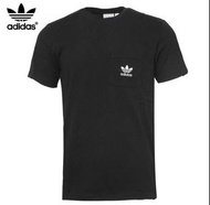 ADIDAS ORIGINALS 小LOGO 黑色 三葉草 口袋 休閒 長版 短袖 短T  現貨❤️