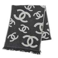 全新未使用 CHANEL 羊毛和羊絨混紡圍巾/披肩/披肩，帶有 Coco 標誌和流蘇，灰色，意大利製造，女士款。