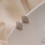 ต่างหูเม็ดกลมรูปสี่เหลี่ยมขนมเปียกปูนชุบเงินบริสุทธิ์ S925ที่มีเพทายที่เป็นประกาย14K สาวทองอารมณ์ควา