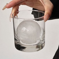 Luxury Japanese-style whiskey glasses, ice, high-end wine, large ice cubes, ROCK bar glasses.