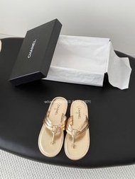 CHANEL 經典雙C裝飾金屬色夾腳拖鞋 全新正品 奥特萊斯特價