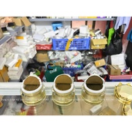 Eyebrow powder helps adhere quickly and enhance color tone