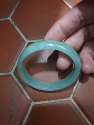全新緬甸玉手鐲，橢圓形綠色顏色見圖，時尚亮麗顏色漂亮手圍16×17.5寬約12mm唯此一個