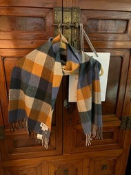 Johnstons of Elgin53 % Cashmere 53%羊絨.47%美麗諾羊毛蘇格蘭🏴󠁧󠁢󠁳󠁣󠁴󠁿原裝原廠製作，蘇格蘭特有格紋圍巾，柔軟.舒適.保暖.輕柔.易搭配。雅緻低調貴氣。這條Jo